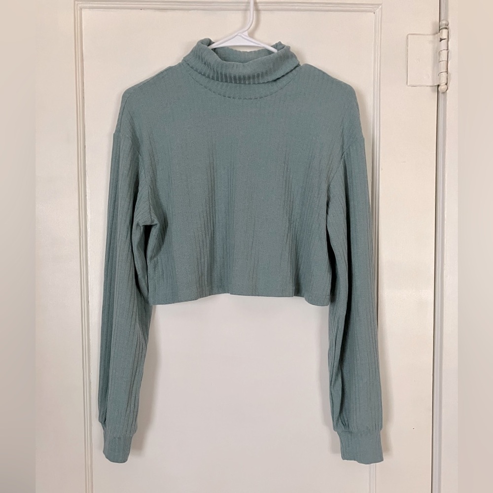 Wonen’s lightweight sweater crop top turtleneck - size Small
